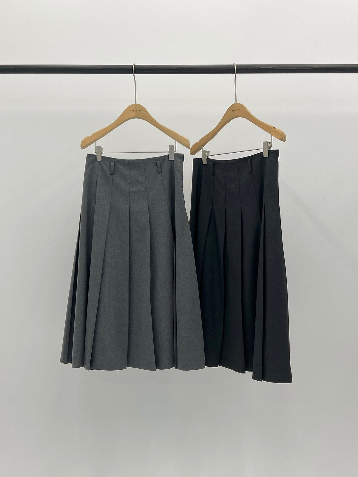 berry pleated midi skirt-2col