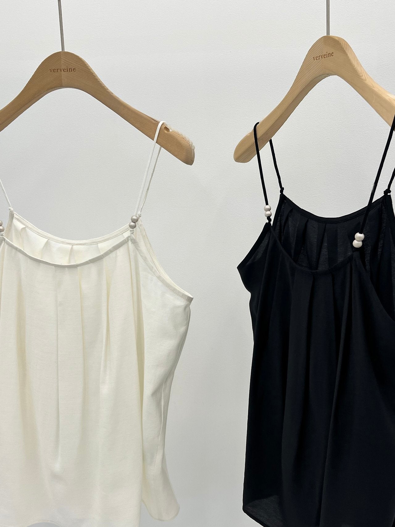 Aven bead sleeveless blouse-2col