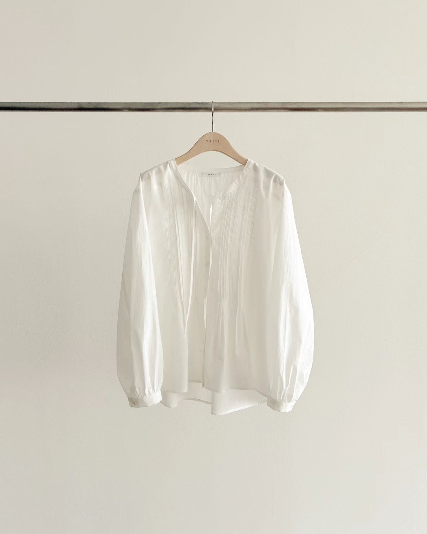 即納 Ounce kity pintuck blouse
