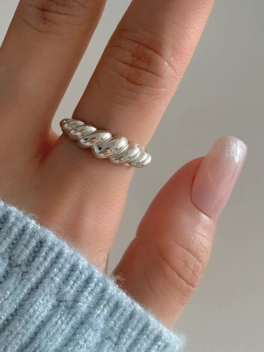Twisted Volume Ring