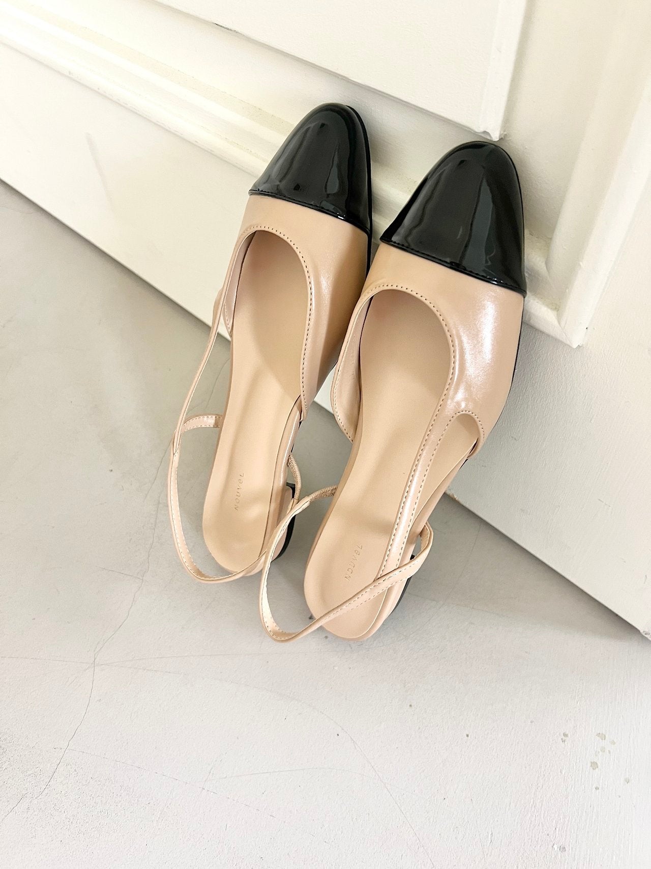 Two-tone color-block sling back