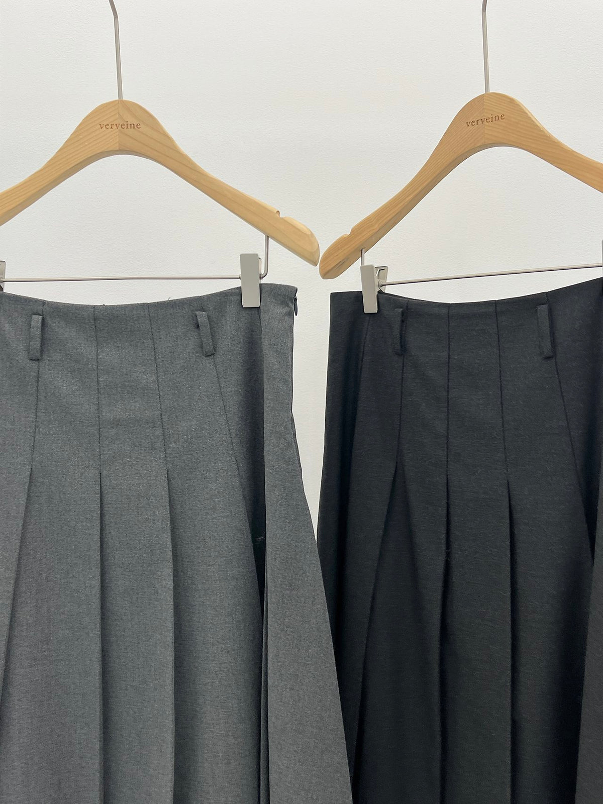 berry pleated midi skirt-2col
