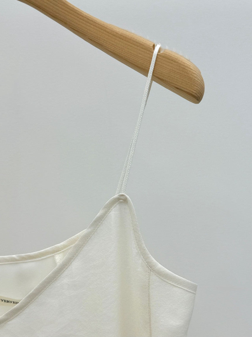 Move slit sleeveless blouse-2col