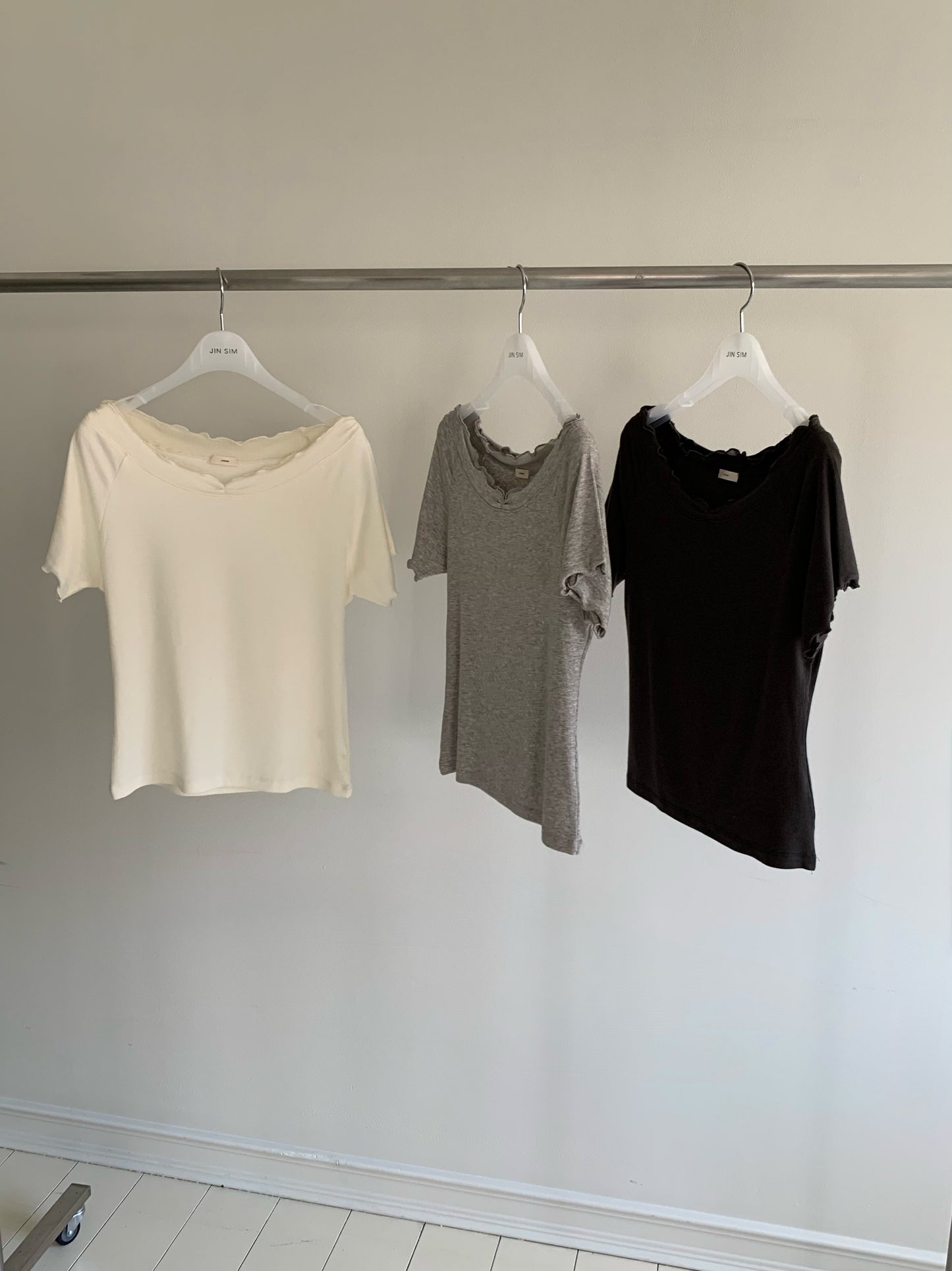 tiny frill t-3col