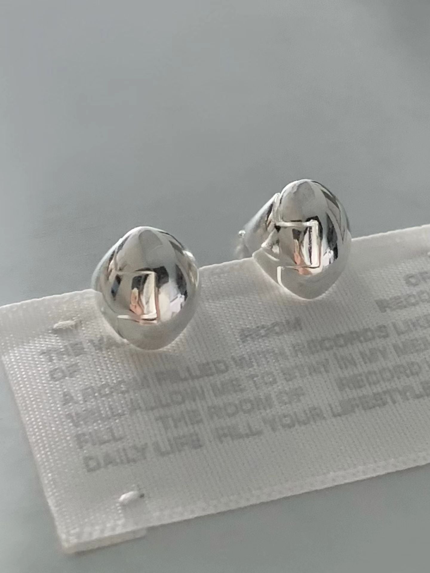 Kisses one-touch earrings