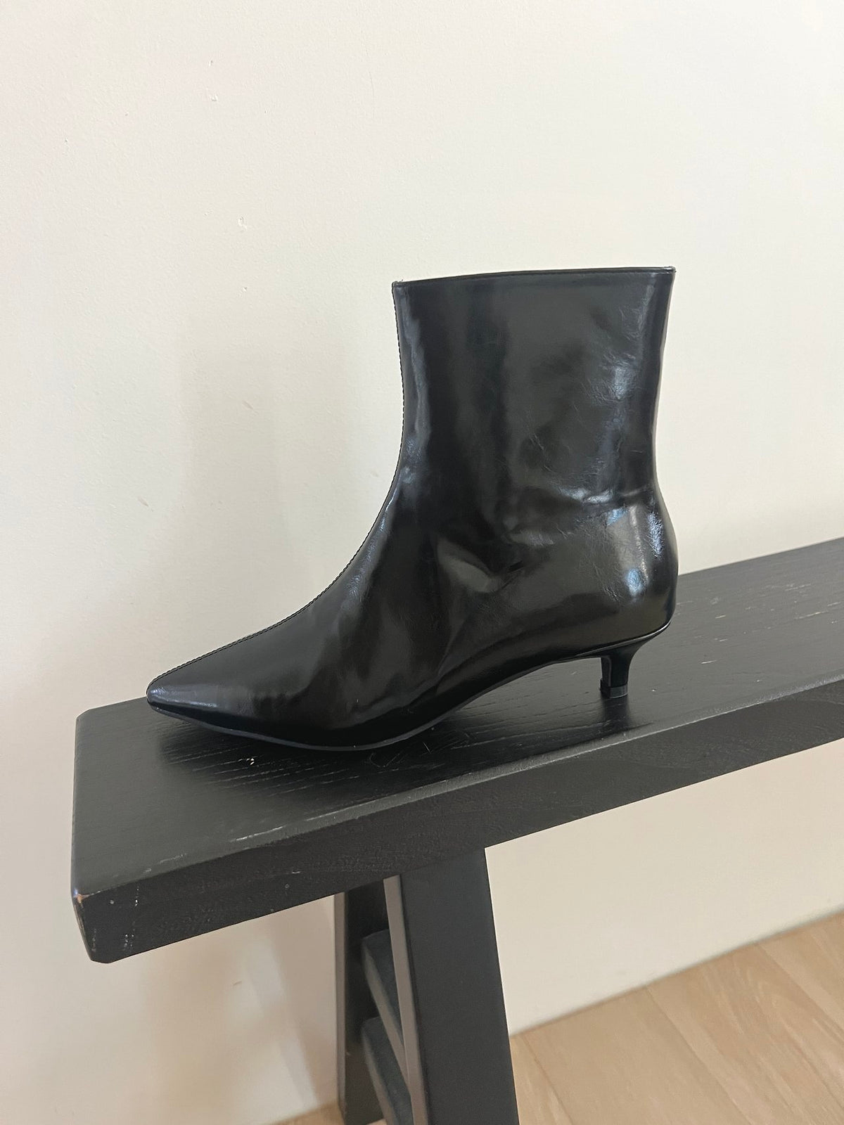 Glossy Pointed-Toe Boots-2col