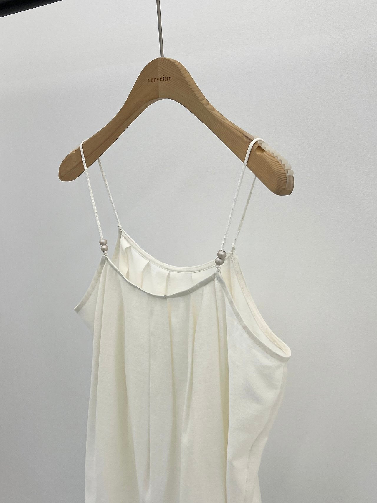 Aven bead sleeveless blouse-2col