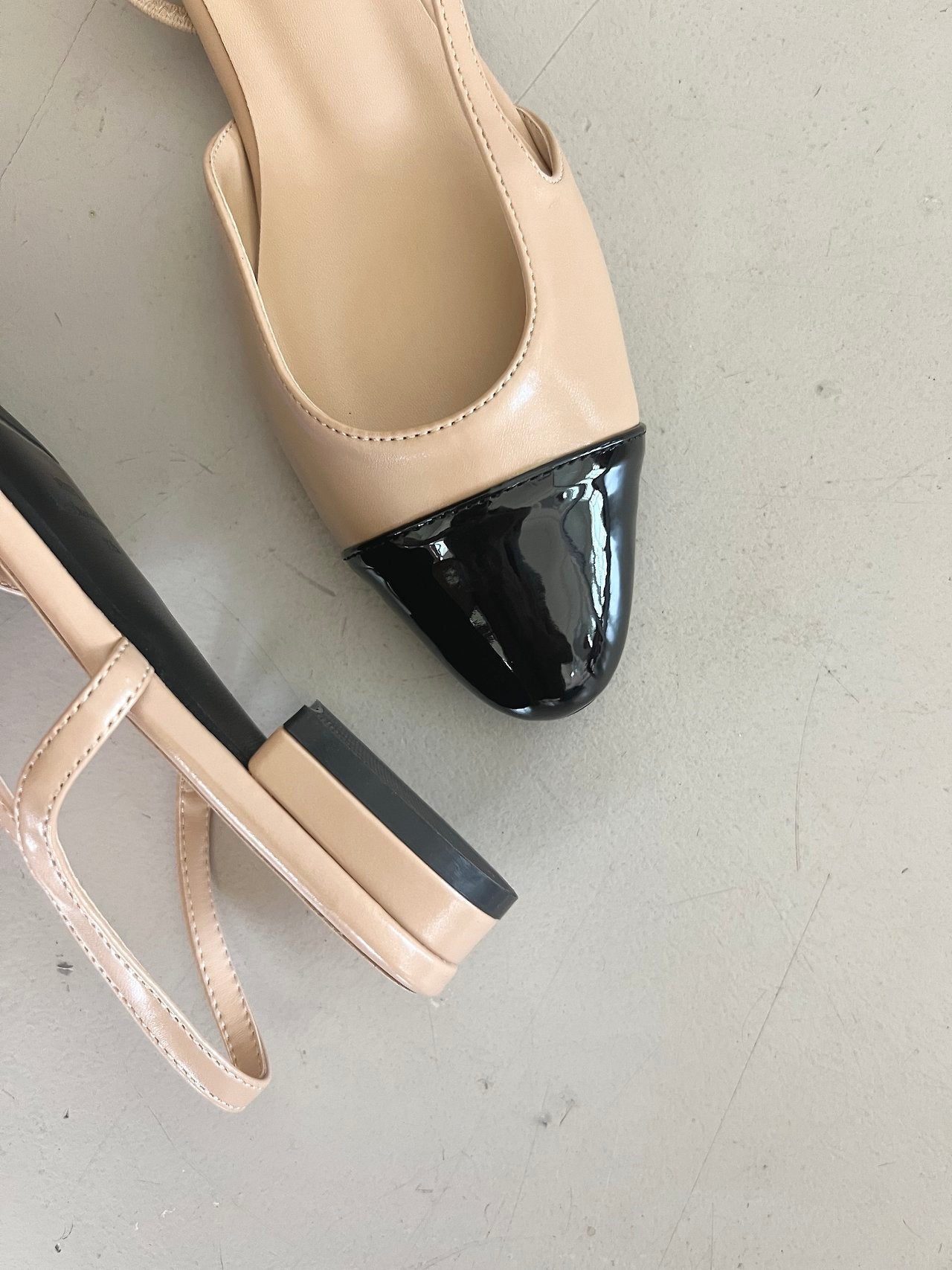 Two-tone color-block sling back