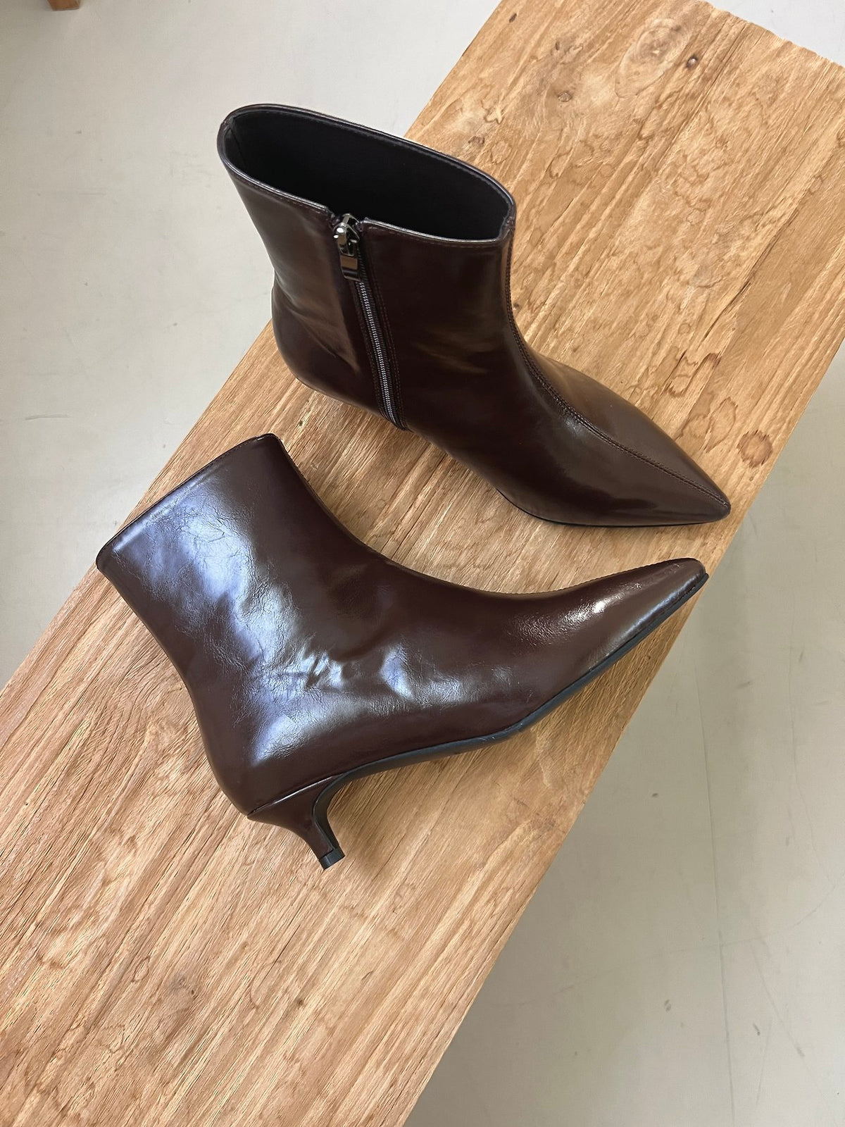 Glossy Pointed-Toe Boots-2col