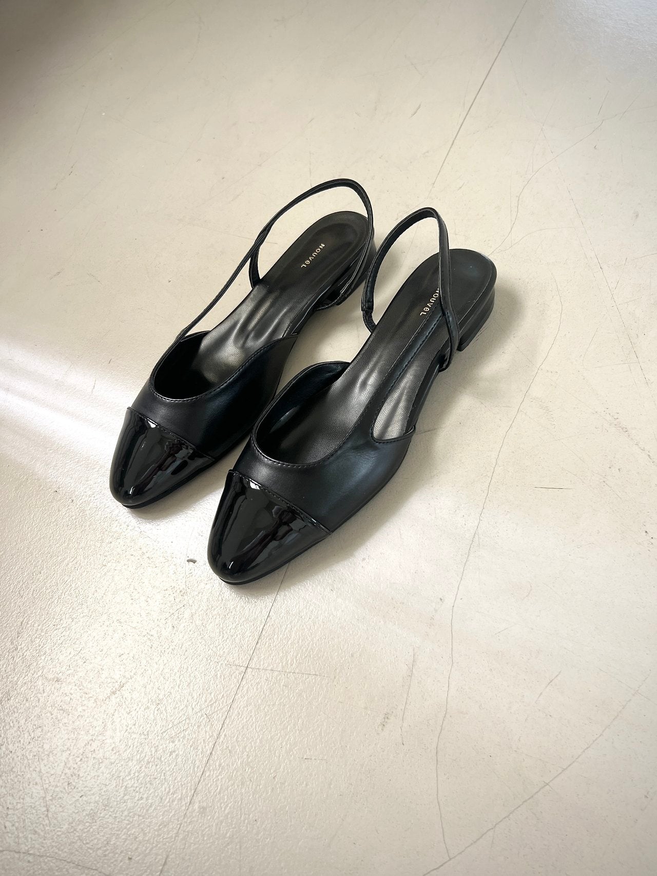 Two-tone color-block sling back