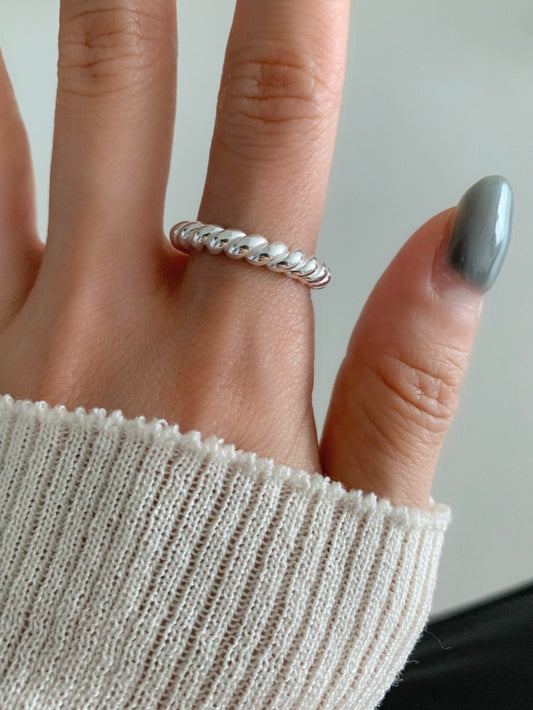 Twisted open ring