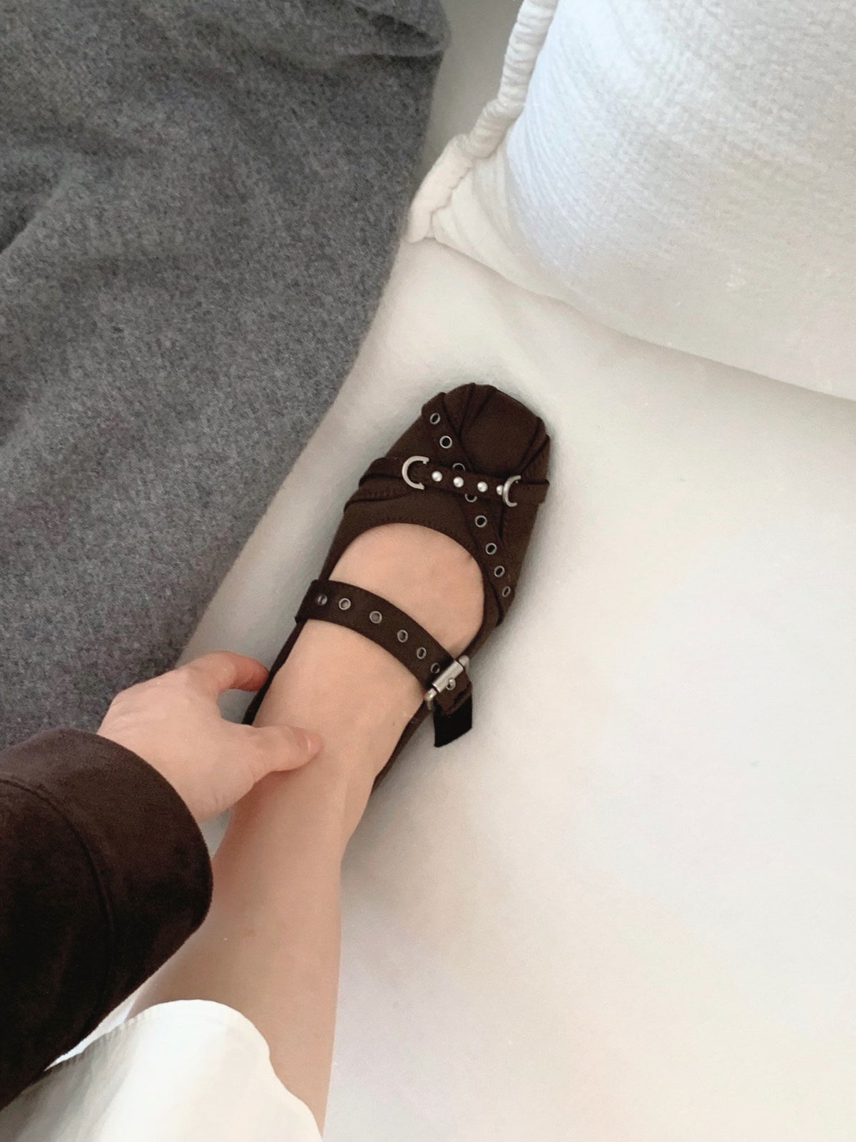 chrome eyelet flat-2col