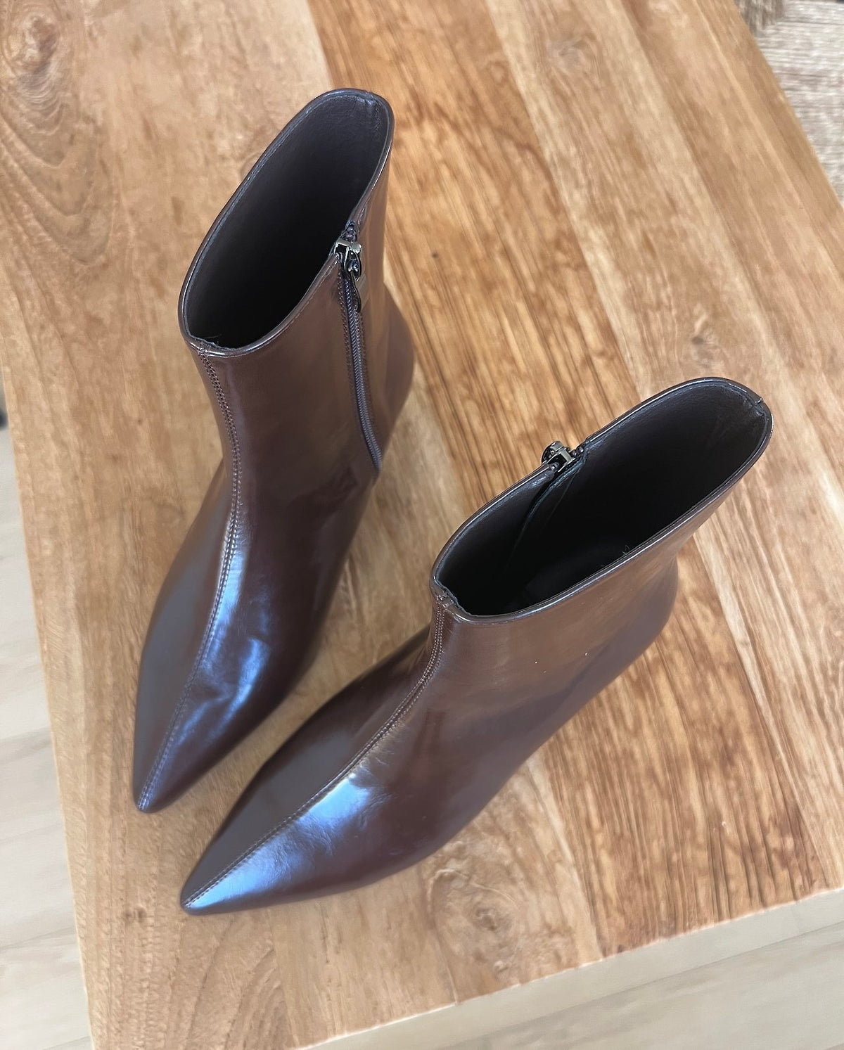 Glossy Pointed-Toe Boots-2col