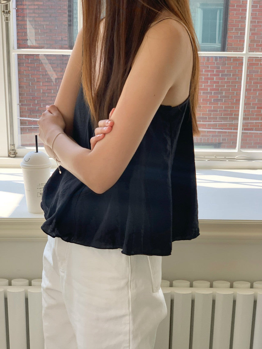 Move slit sleeveless blouse-2col