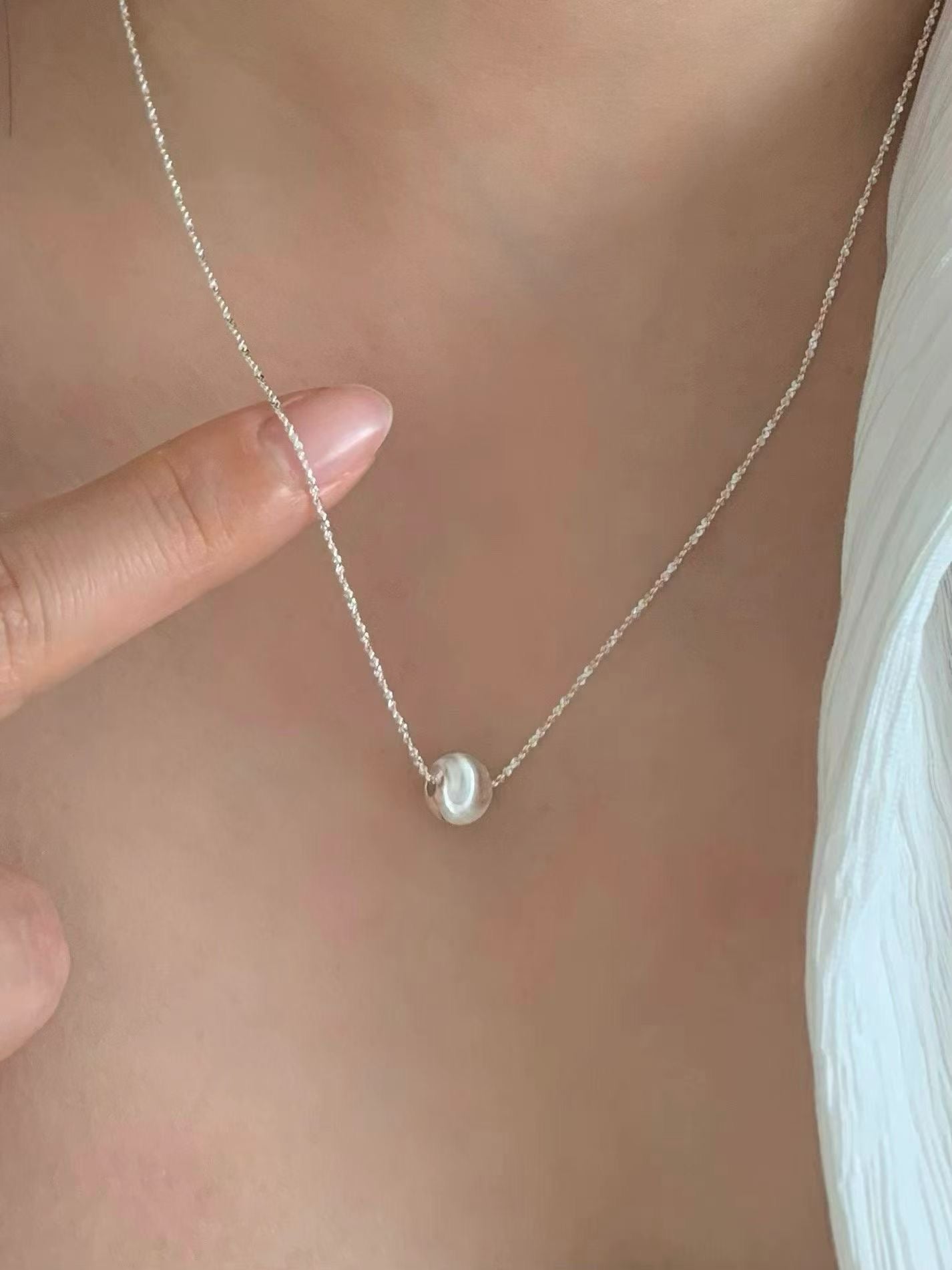 Shining matte ball necklace