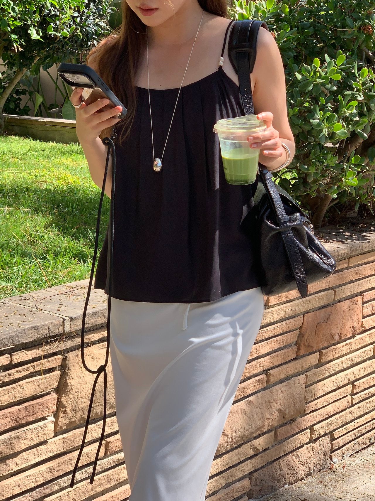 Aven bead sleeveless blouse-2col