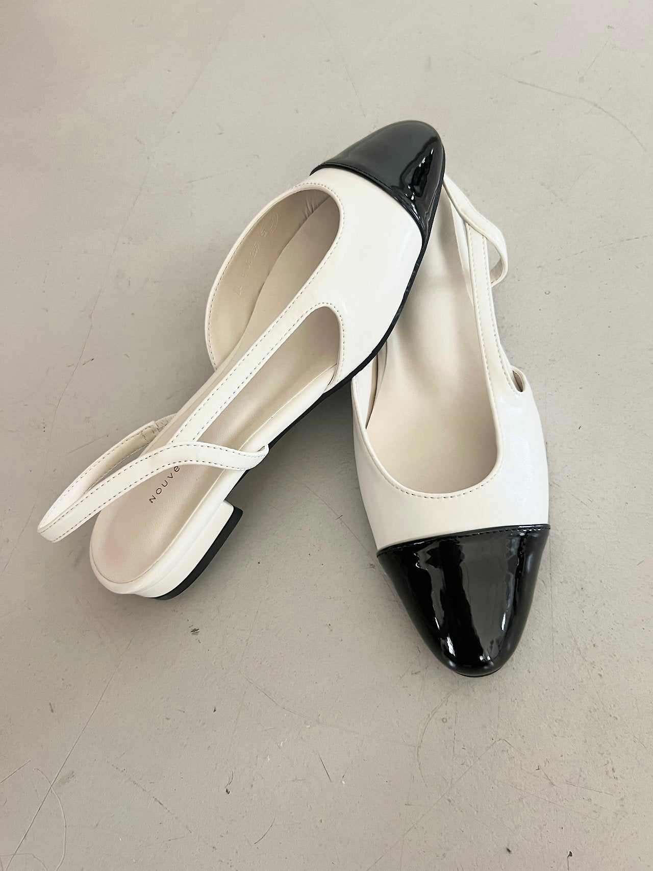 Two-tone color-block sling back