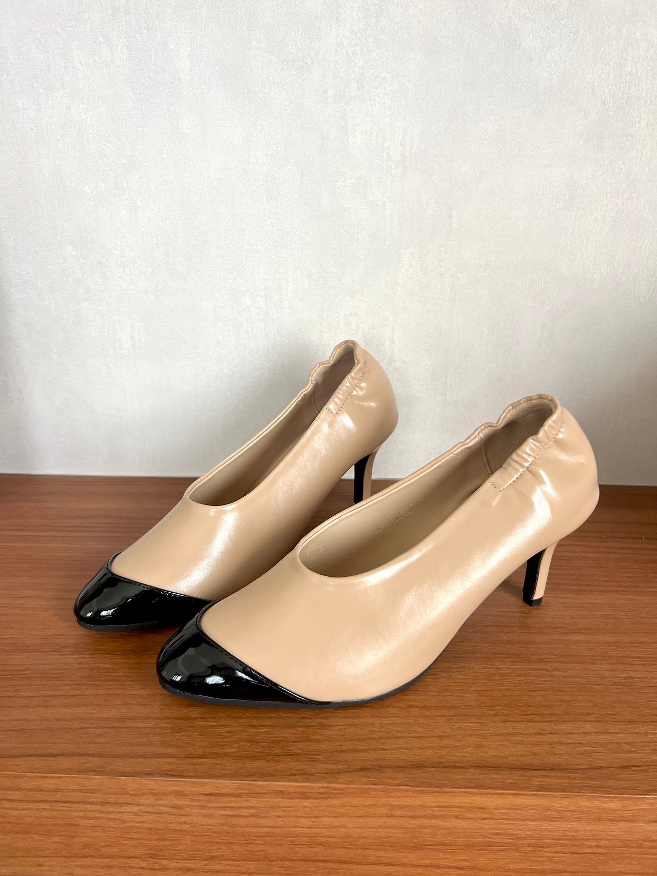 Two-tone combo stretch banding pumps