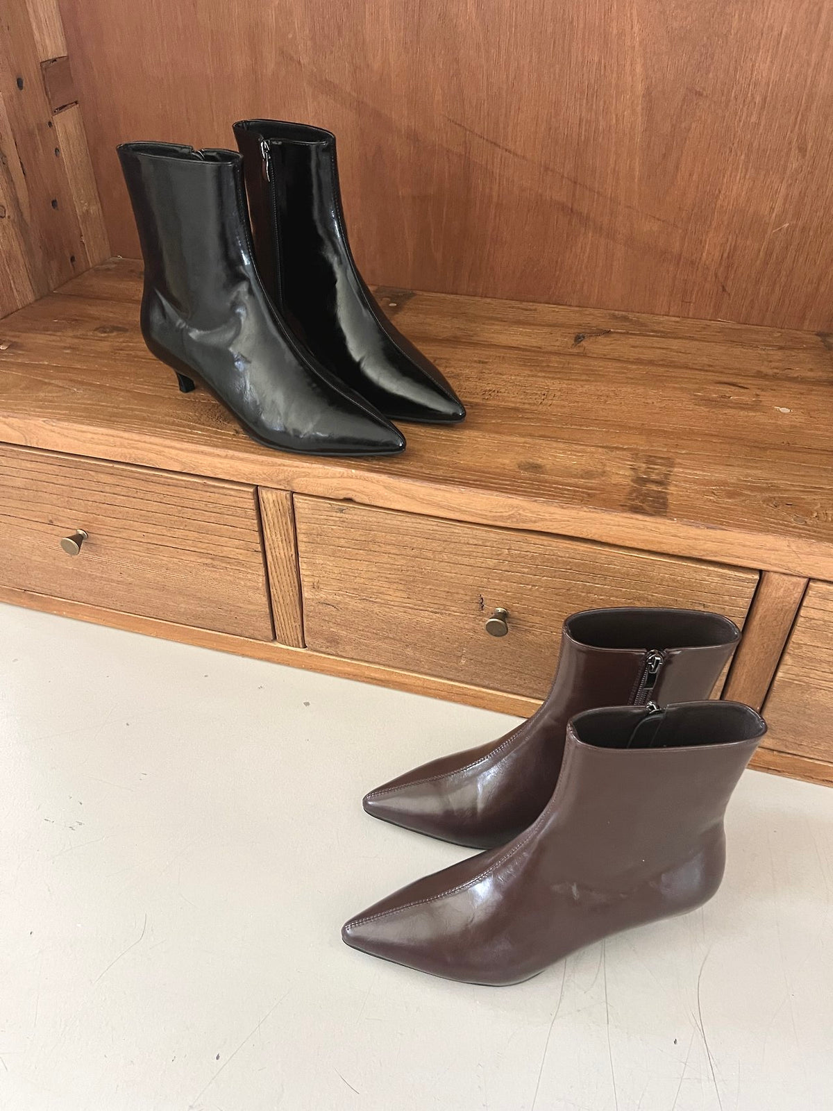 Glossy Pointed-Toe Boots-2col