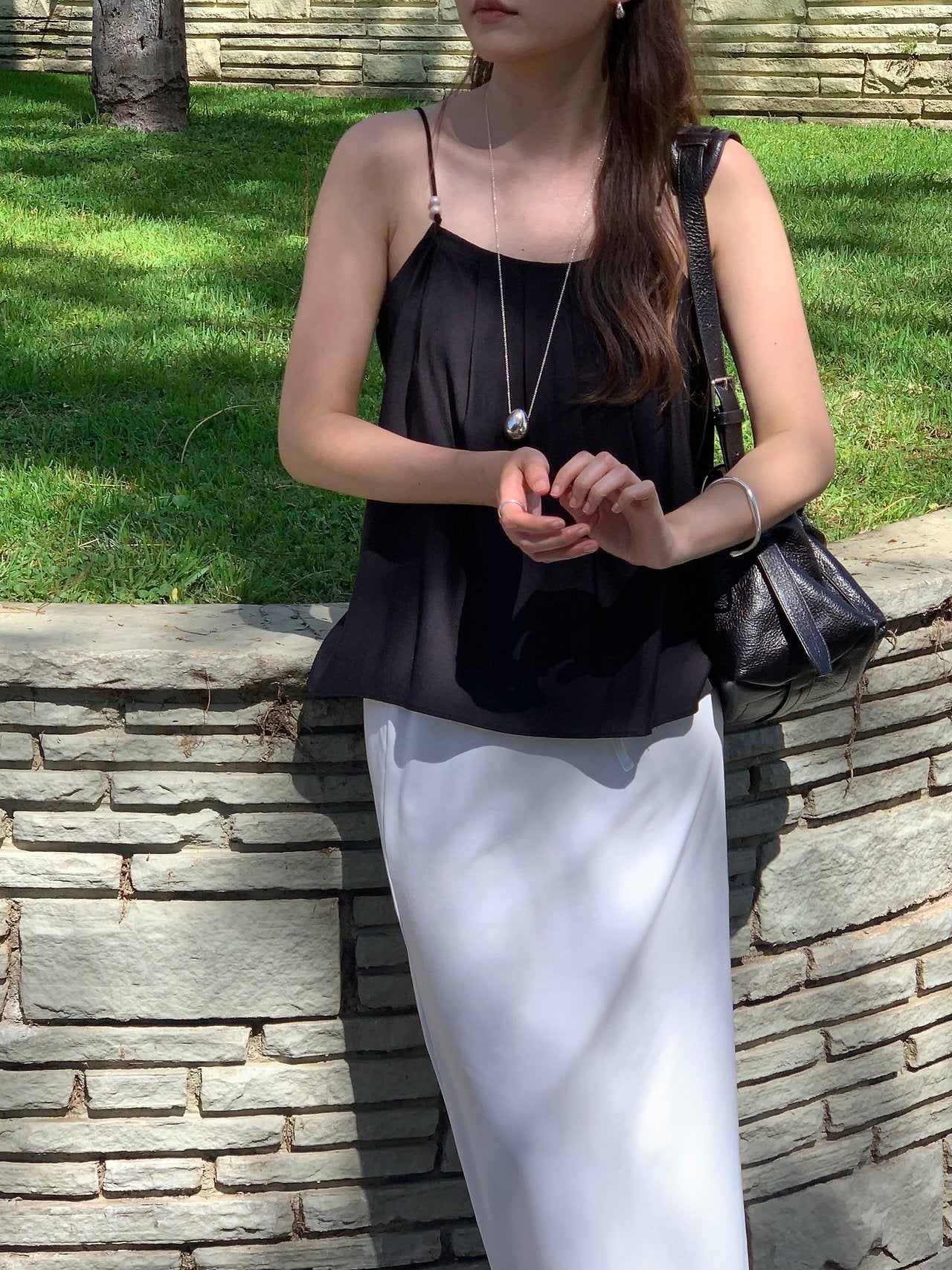 Aven bead sleeveless blouse-2col