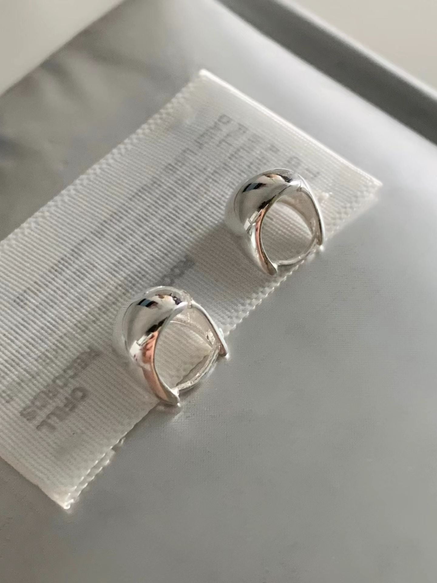 Kisses one-touch earrings