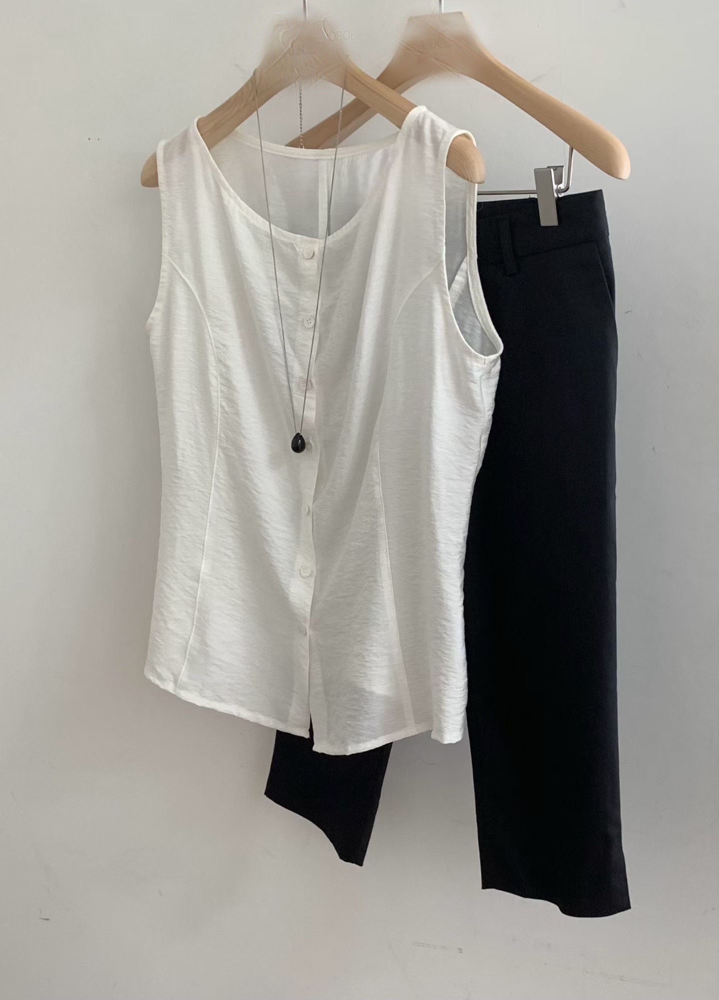Leanne sleeveless-3col