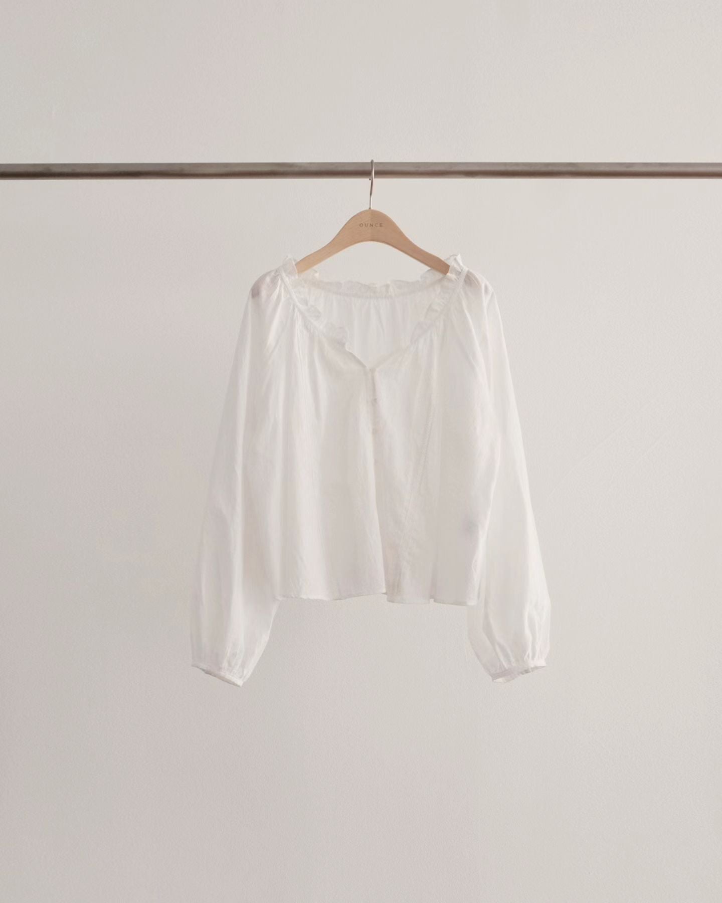 即納 Ounce neck ruffle blouse