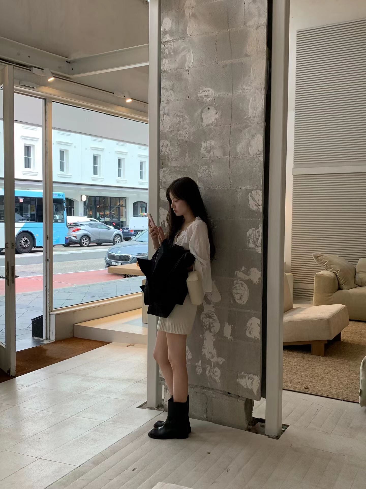 即納 Ounce neck ruffle blouse