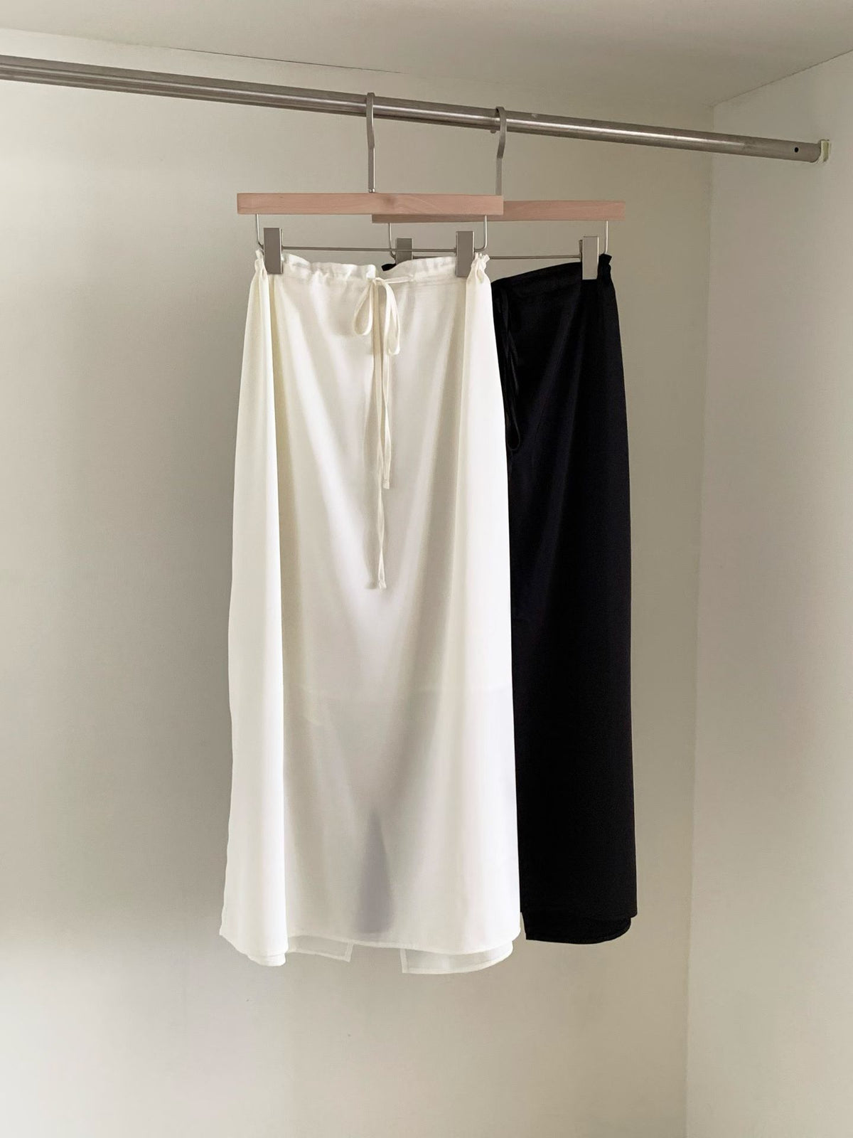 Elin satin long skirt-2col