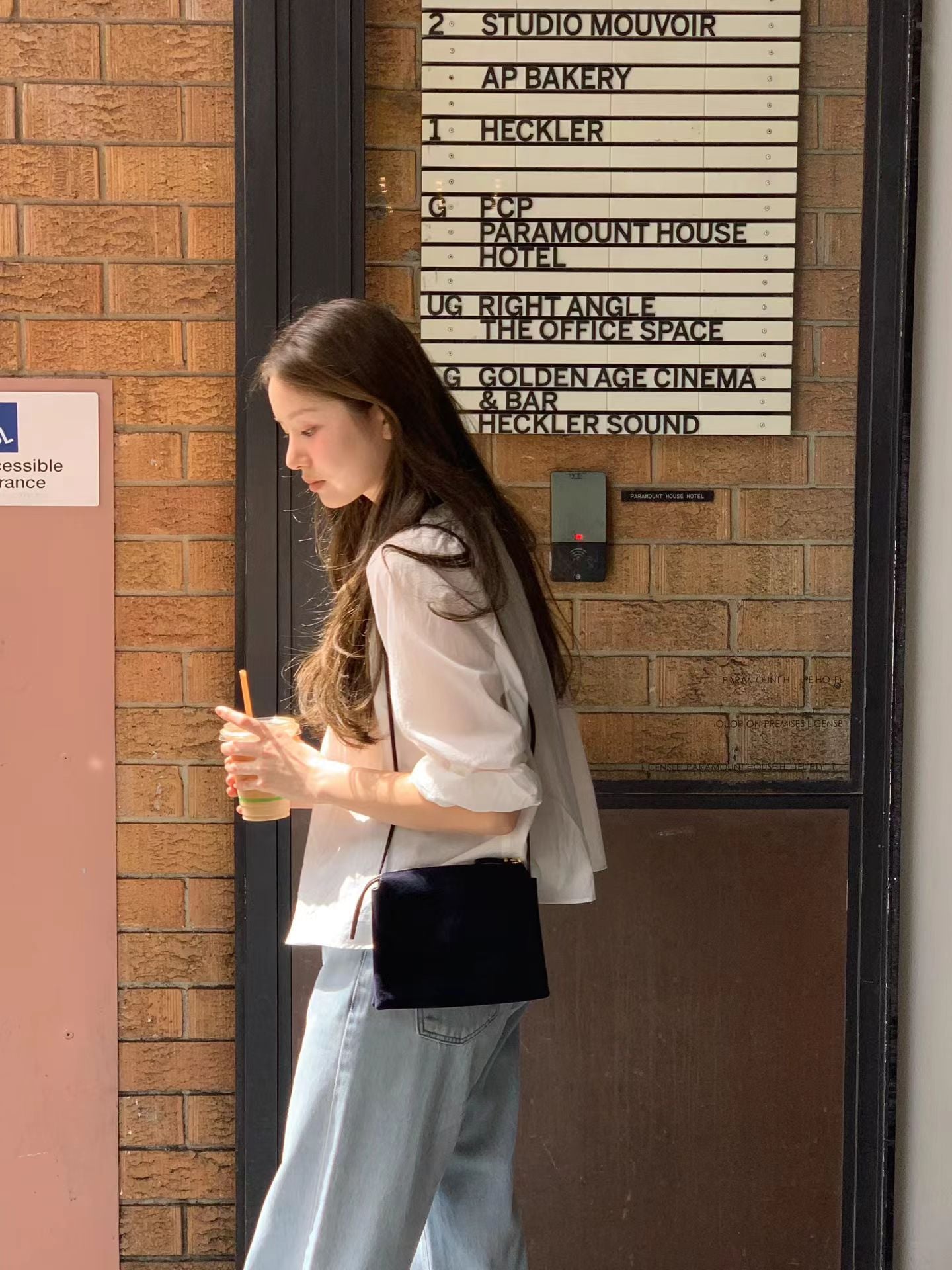 即納 Ounce neck ruffle blouse