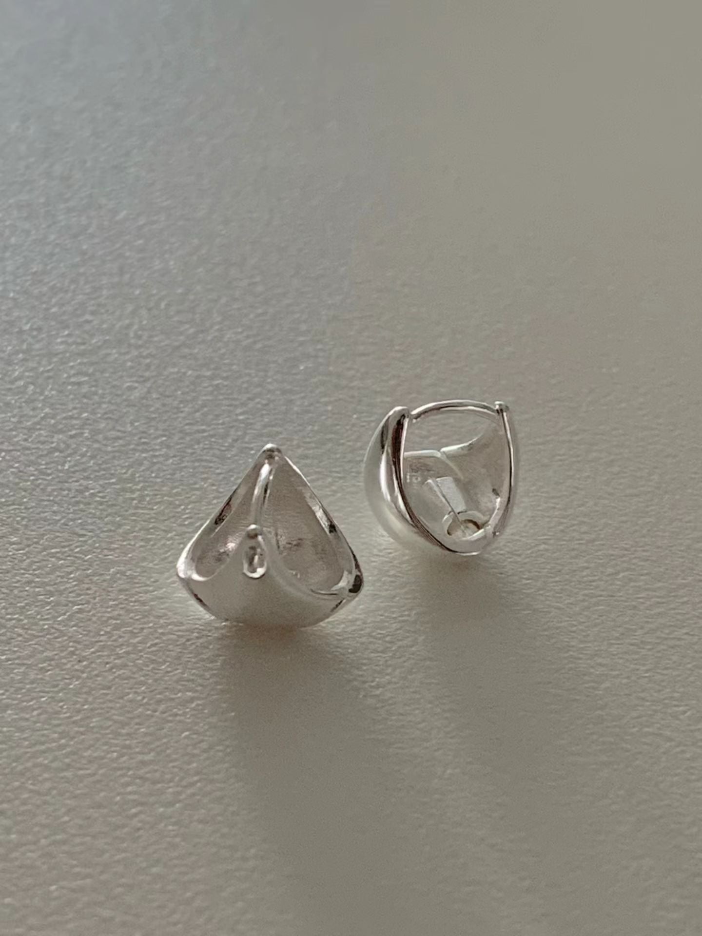 Kisses one-touch earrings