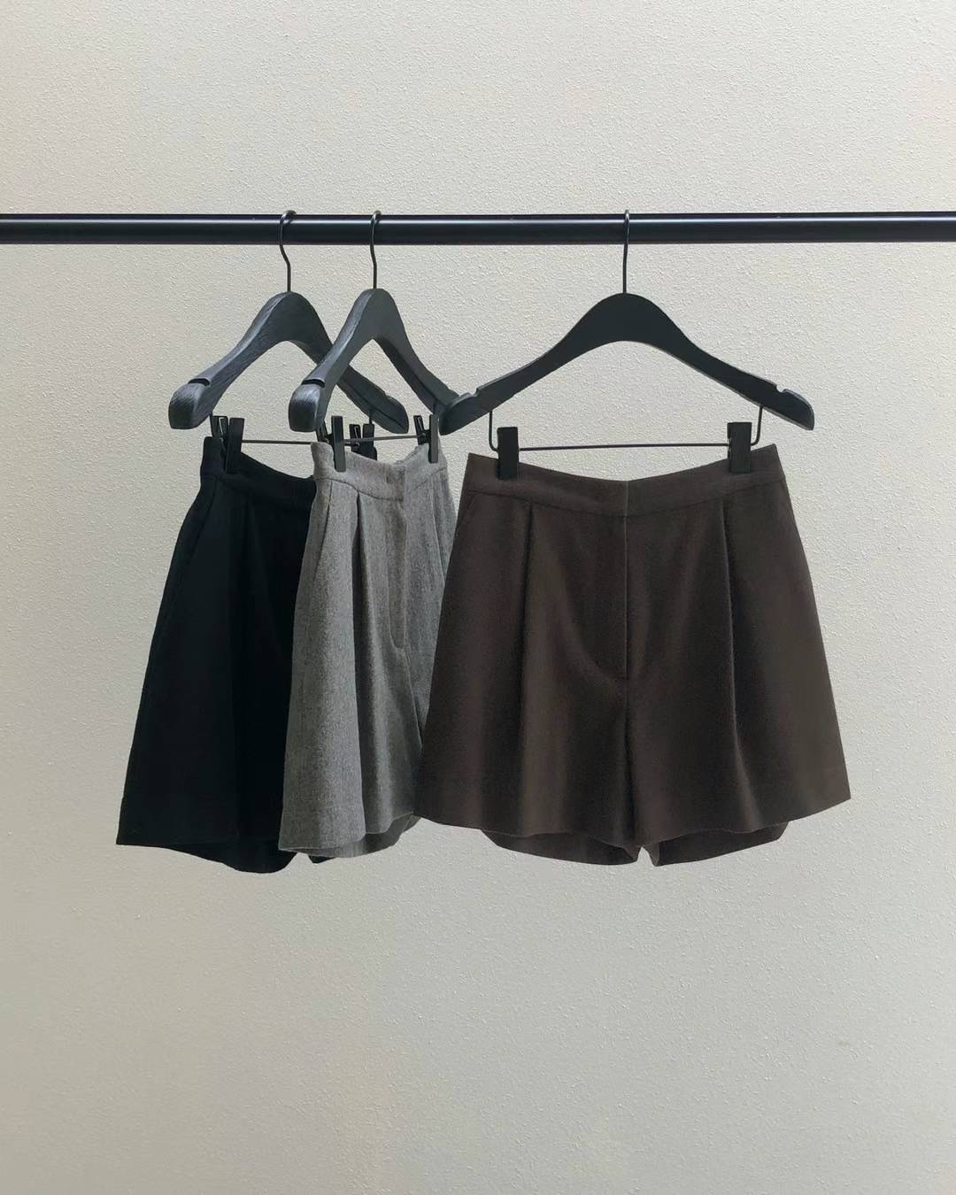 Ounce beset wool pintuck shorts-2col