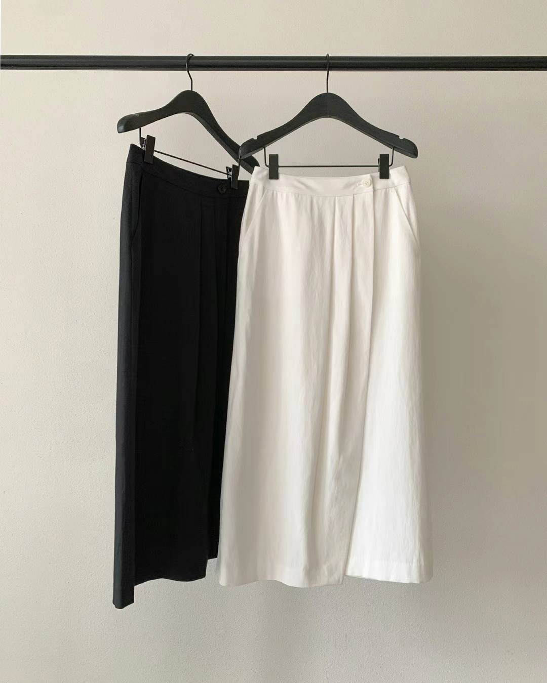 Ounce two-tuck wrap skirt-2col