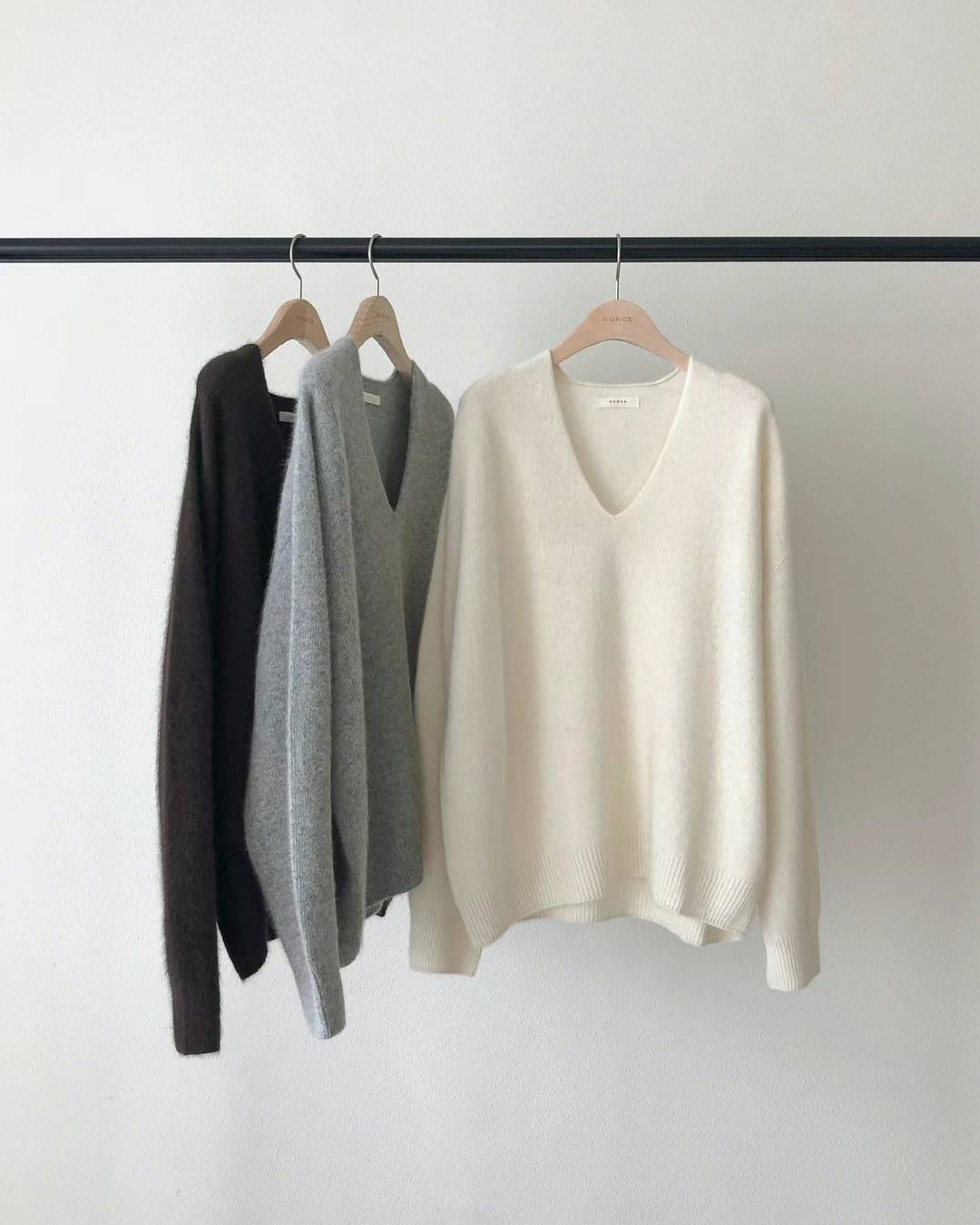 Ounce raccoon V pullover knit-3col