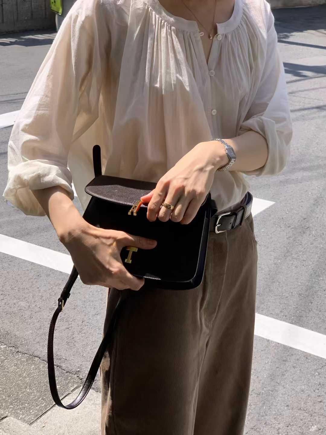 Ounce soi round shirring blouse-2col