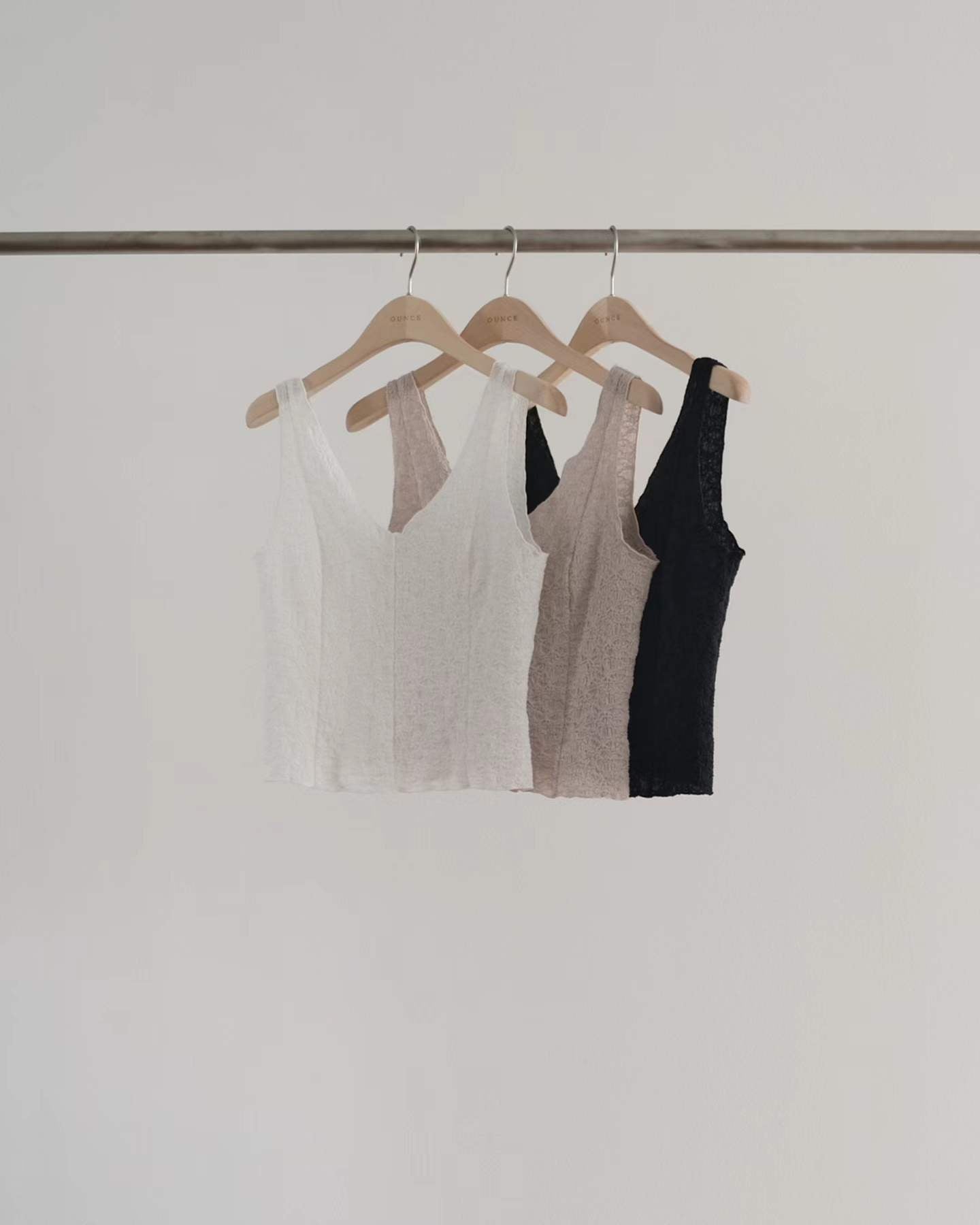Ounce V-neck lace sleeveless-3col