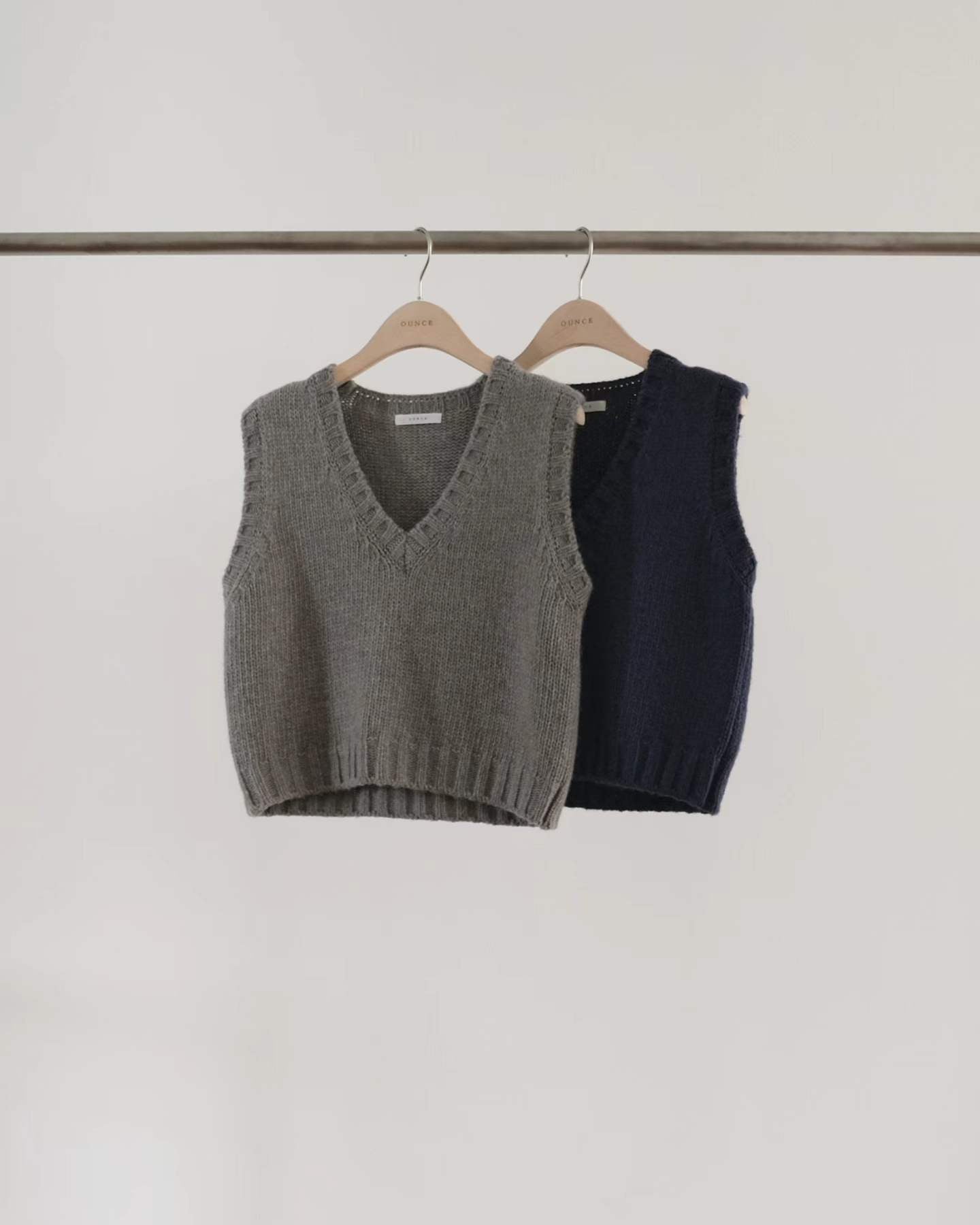 Ounce cliff vest knit-2col