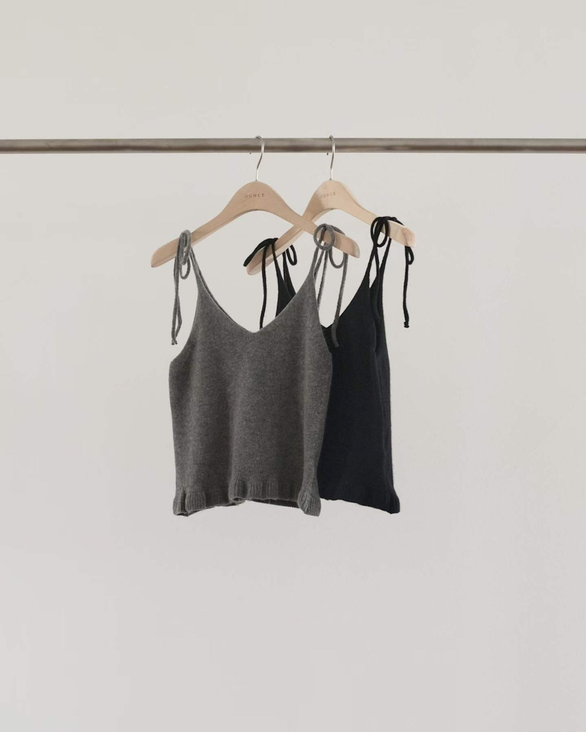 Ounce ribbon-ruffle sleeveless knit-2col