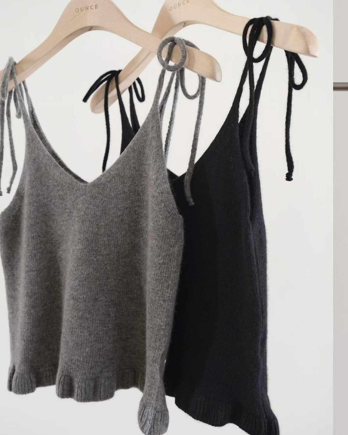 Ounce ribbon-ruffle sleeveless knit-2col