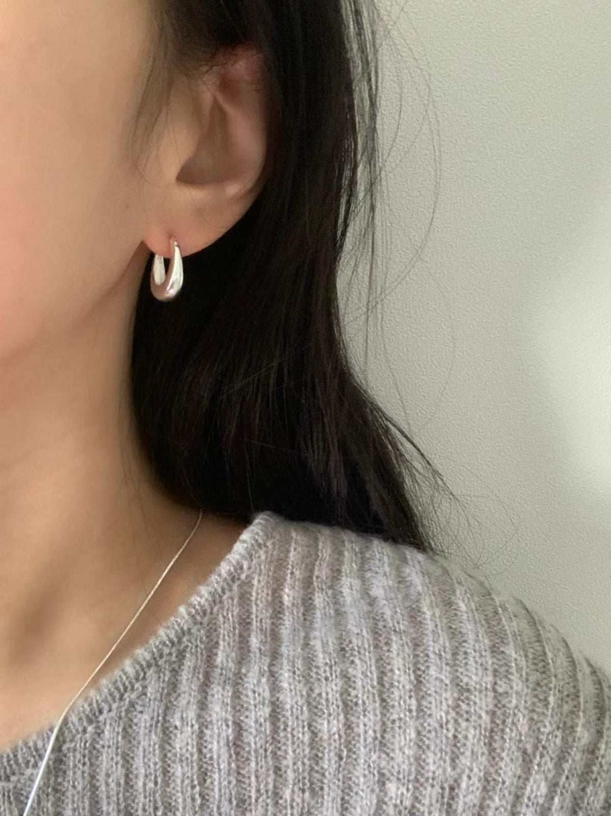 U-shaped bold earrings