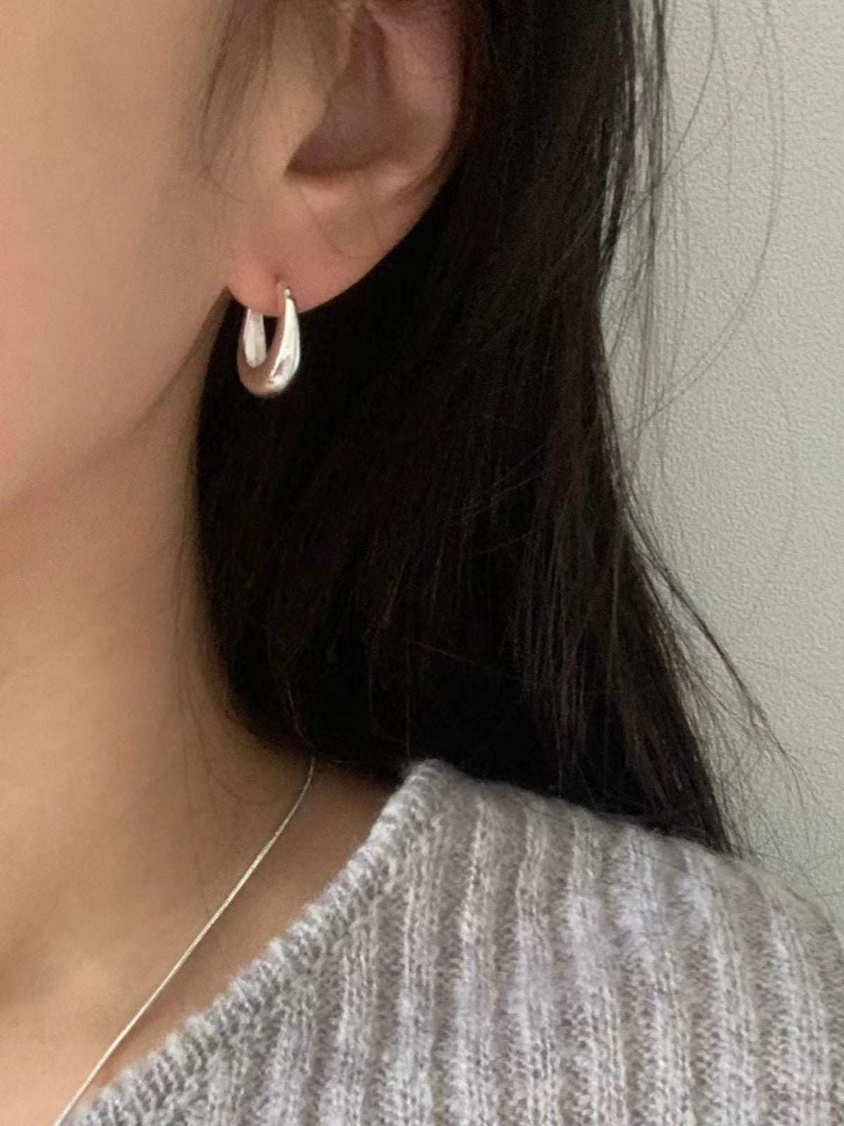 U-shaped bold earrings