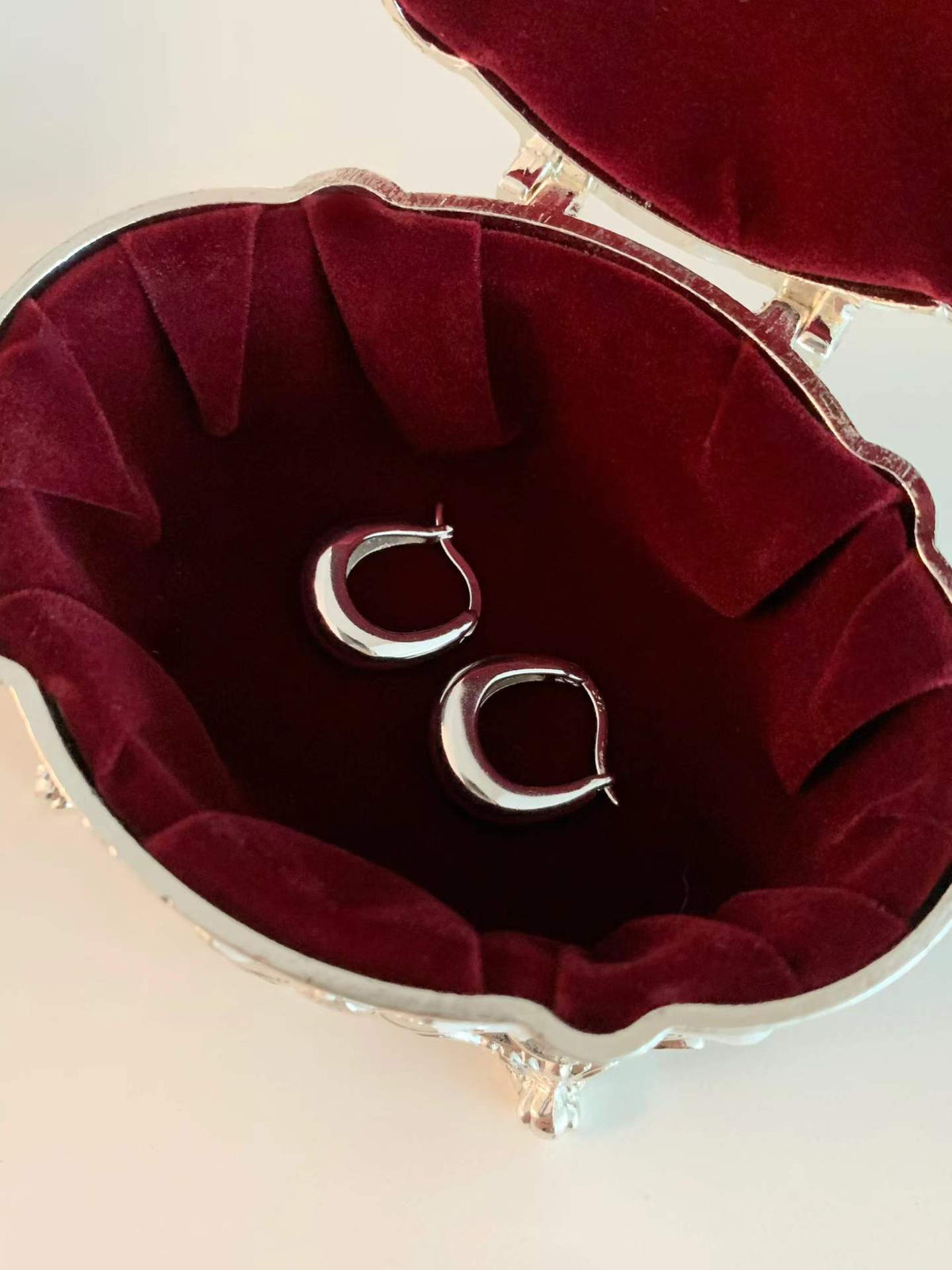 U-shaped bold earrings