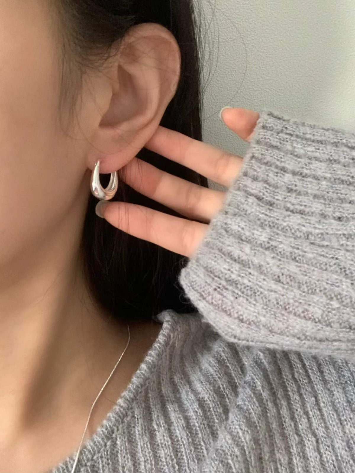 U-shaped bold earrings