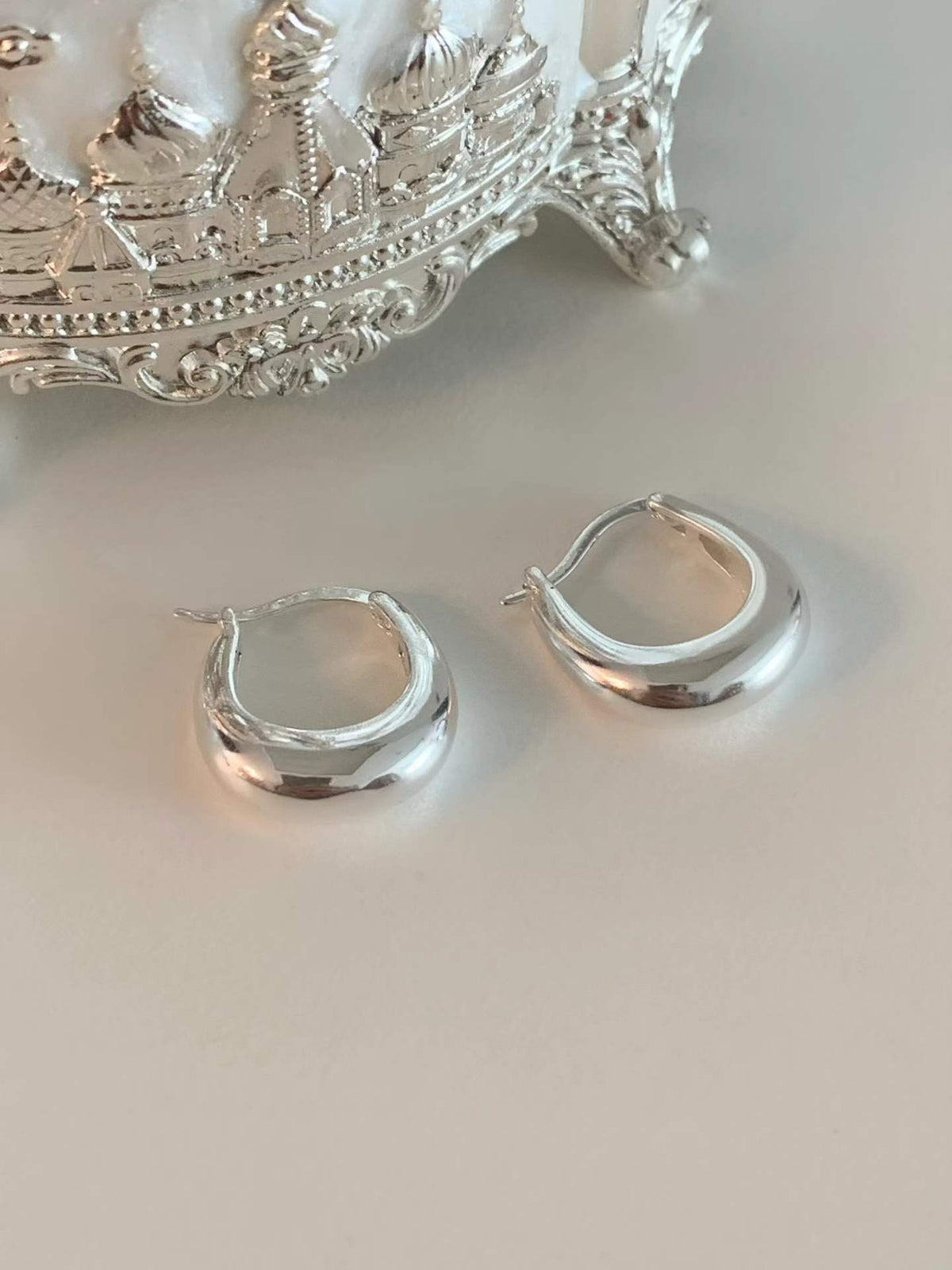 U-shaped bold earrings