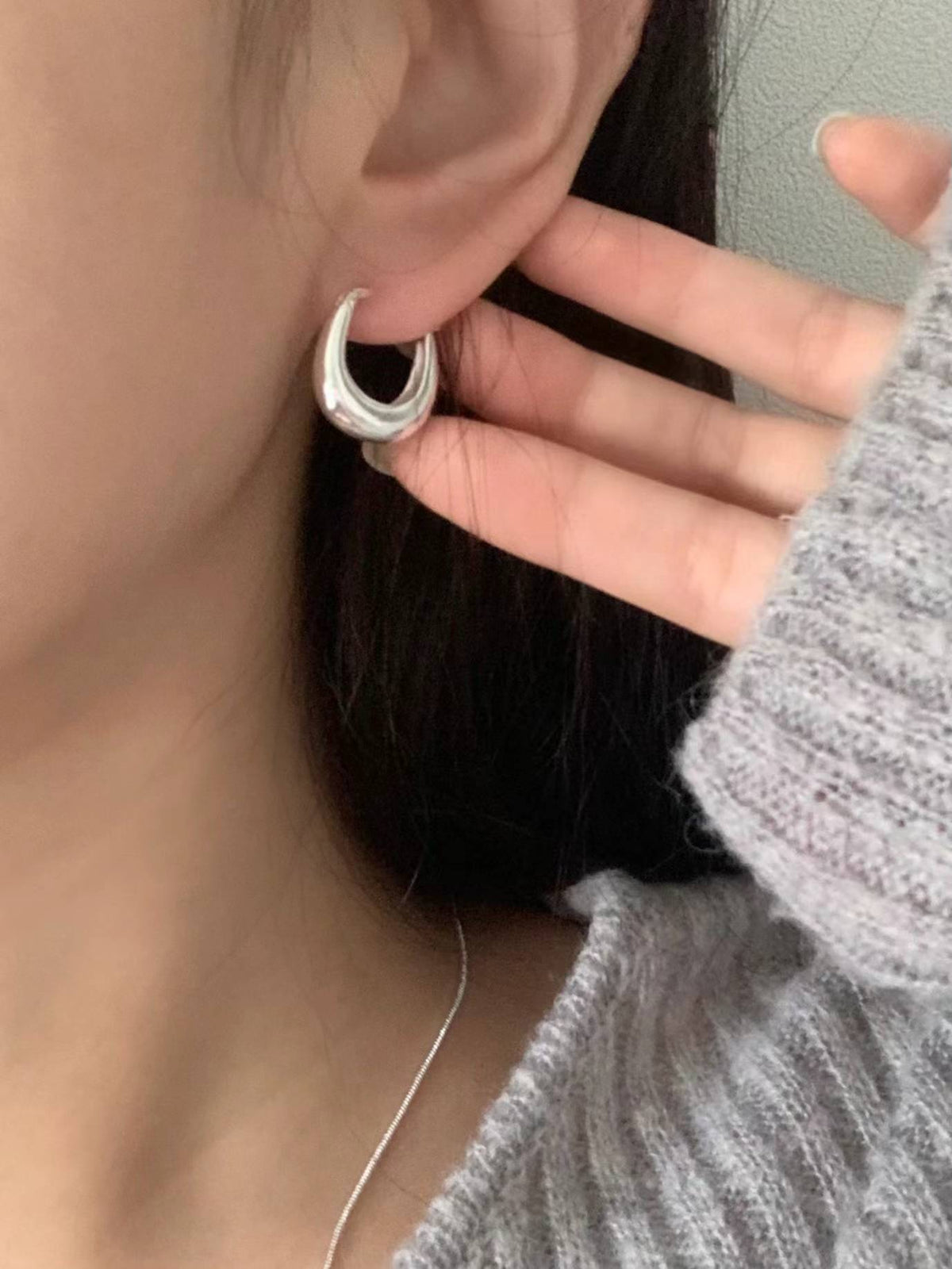 U-shaped bold earrings