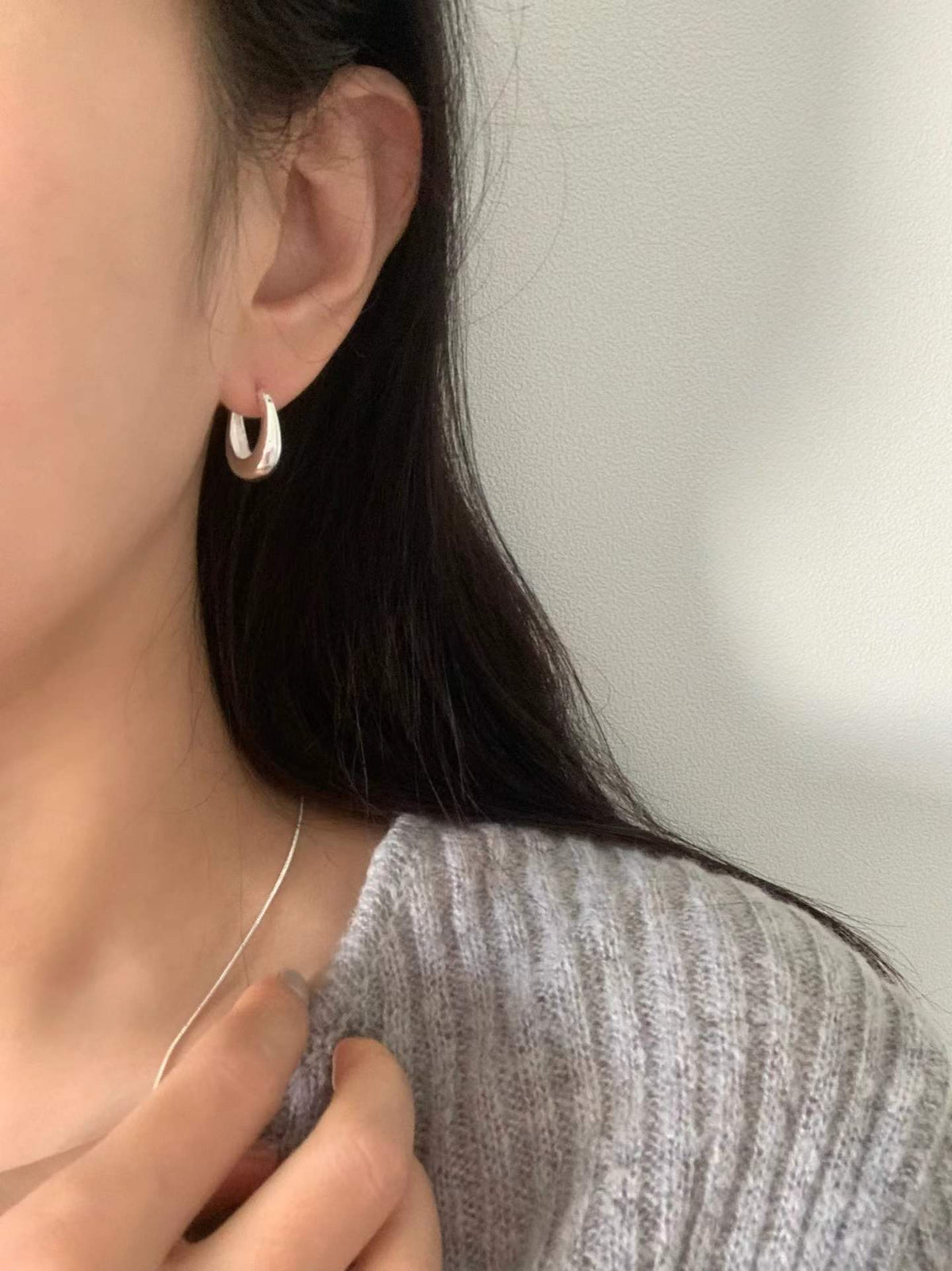 U-shaped bold earrings