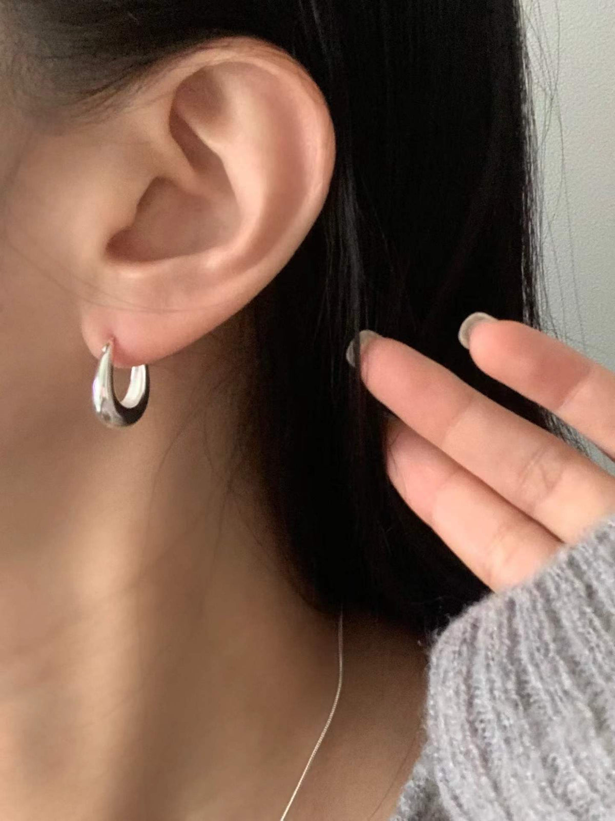 U-shaped bold earrings