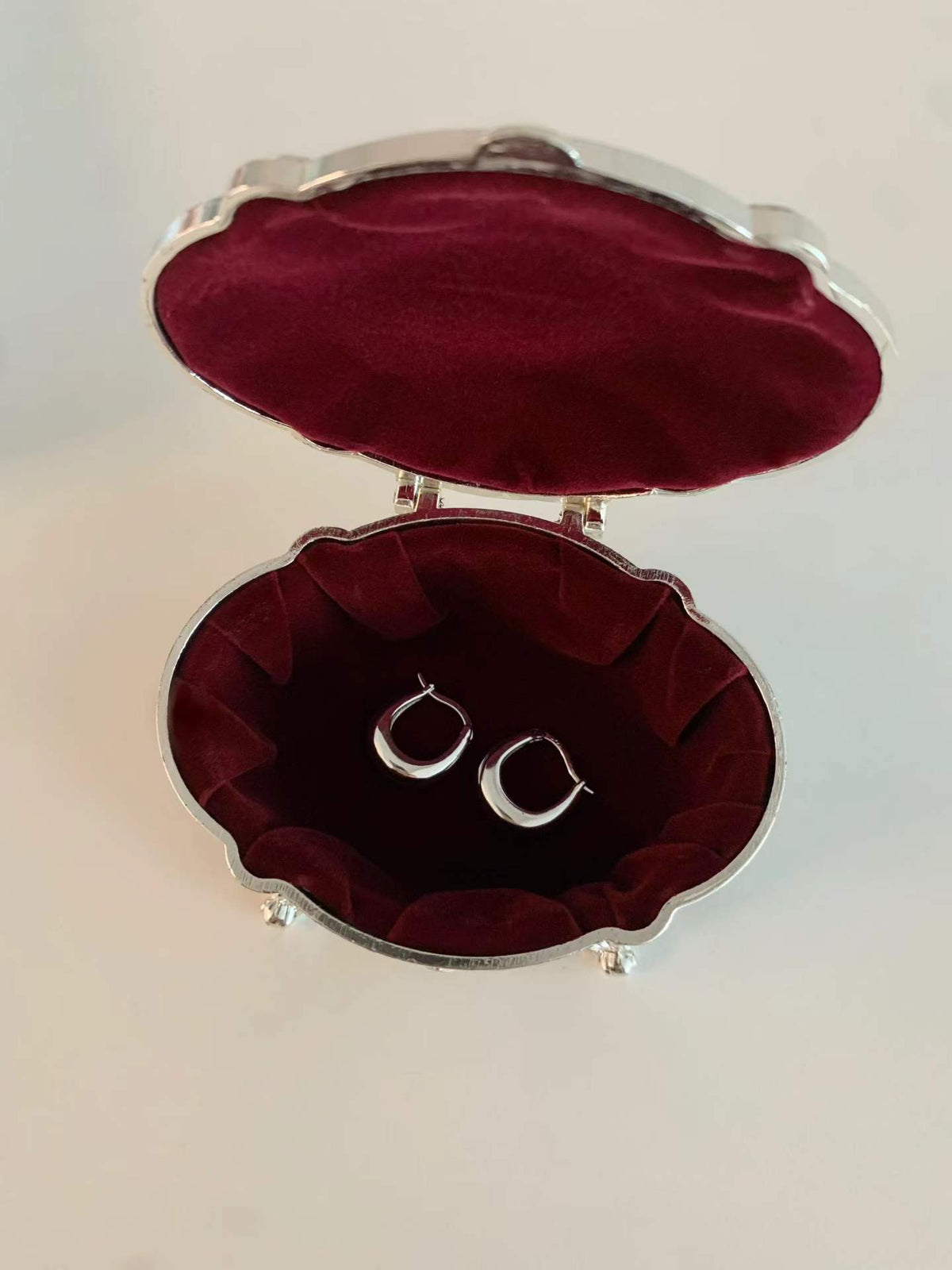 U-shaped bold earrings