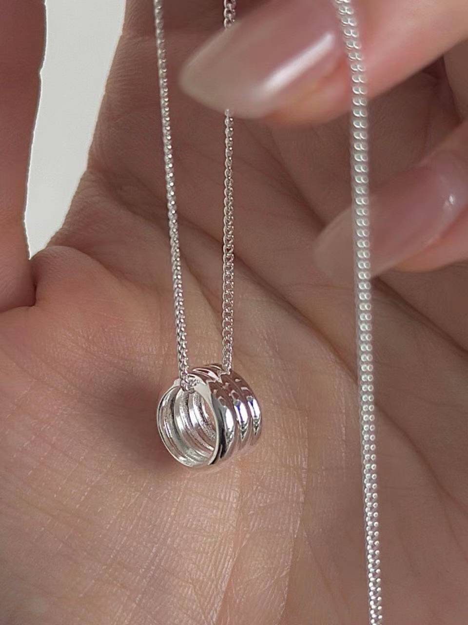 Rolling three-ring necklace