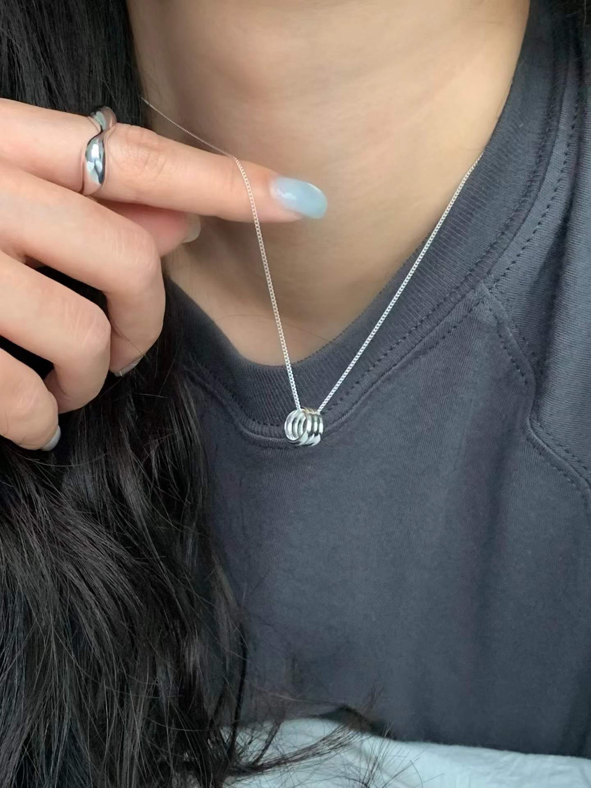 Rolling three-ring necklace